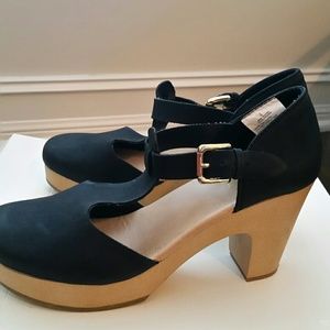 Soft black t strap show with wooden heel